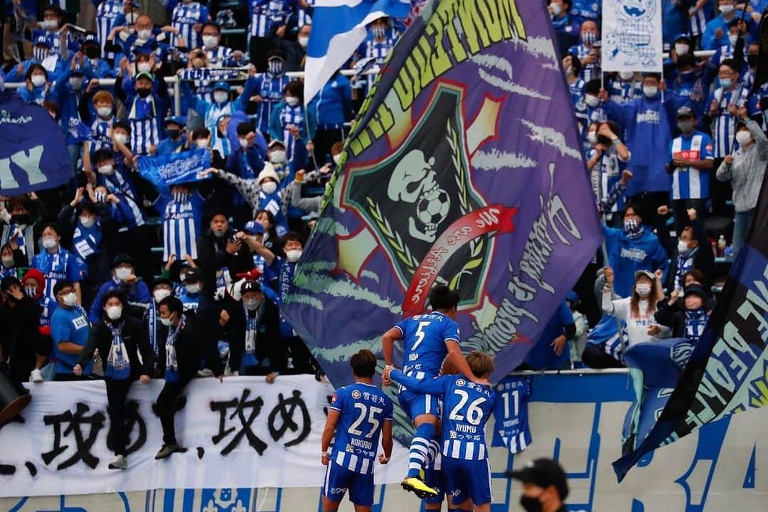 のインスタグラム：「昨日はホーム最終戦、最高の雰囲気を作ってくれてありがとうございました！ 勝たなきゃいけないプレッシャーがありましたが、みなさんの声援のおかげでみんな腹を括って思い切ってプレーできました。 プレーオフはシーズンの結果は関係ない一発勝負だと思いますし、勢いを持って、ただ冷静に目の前の1試合に自分たちの100%を出したいと思います。 来週、再来週、その次の週も予定を空けといてください！！ 一緒に戦いましょう🔥  #チアゴのPKの時に #ベンチから仙台と秋田の結果を聞いて #目から経口補水液が出てきました #涙ではありません #脱水気味だっただけです」