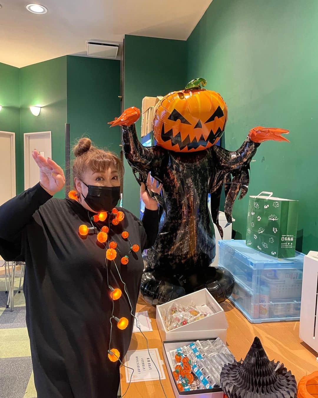 森公美子のインスタグラム：「続き、、ライトも持ち込んだ‼️ 毎日少しづつ増えてく、Halloween🎃」