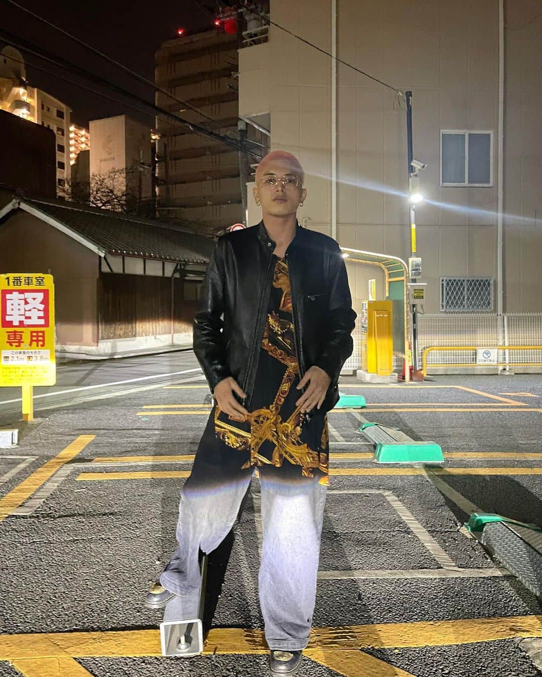斉藤平七（へえ）のインスタグラム：「ちょっと重いレザーってシャキッとするよね🦍  酔っ払っててちょっと顔赤い笑笑 照れくさい中で頑張って撮ってるので温かい目で見てくださいっ👨‍🎤⚡️」