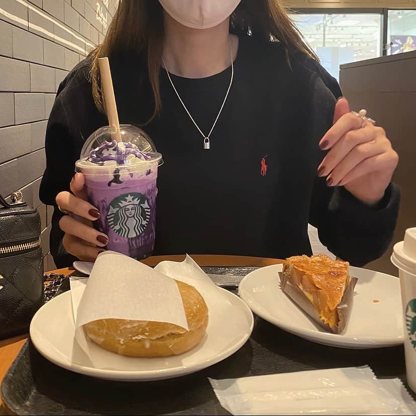 のインスタグラム：「・ この前の📷  スタバの新作のやつ〜  めっちゃ紫やったけど🟣🌂🦄🔮💜  美味しかった🤍🎃👻💛  #starbucks #スタバ  #poloralphlauren #louisvuitton」