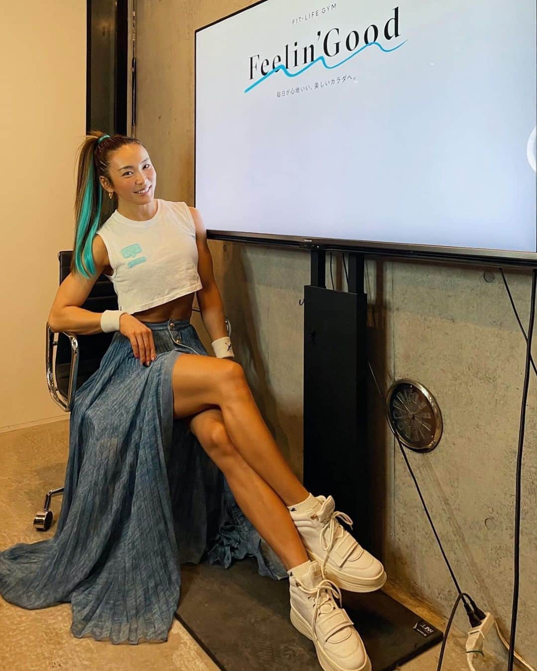 Aya（小山内あや）のインスタグラム：「インスタLIVEご覧頂き有難うございました🙏🏻 上半身しか映っていなかったけど、こんな服装してました😜😘 NEWジムのコンセプトカラーのオーシャンブルーのロングスカート💙💙 次回のインスタLIVEは11/3(祝・木)18:30〜。 今度は @feelingood.jp アカウントから配信するので、忘れずにフォローしてね☺️❤️❤️」