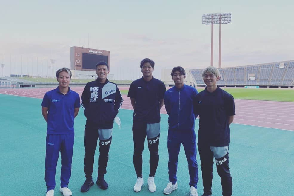 中村駿太さんのインスタグラム写真 - (中村駿太Instagram)「vs相模原  応援ありがとうございました。 悔しいけど最後まで諦めない、やるしかない‼︎  そして先日、すごく悲しい出来事がありました。 その中での試合でレイソル繋がりのある選手達が多くて、再会出来たことにも何か意味があるのかなと。 今があることに感謝して明日からも生きていきます。  鎌田さんも写真に入って頂きありがとうございました‼︎  広大はまた今度👍  #カマタマーレ讃岐 #sc相模原 #レイソルアカデミー #内田スーパーゴラッソ瑞己」10月24日 21時27分 - shunta__nakamura