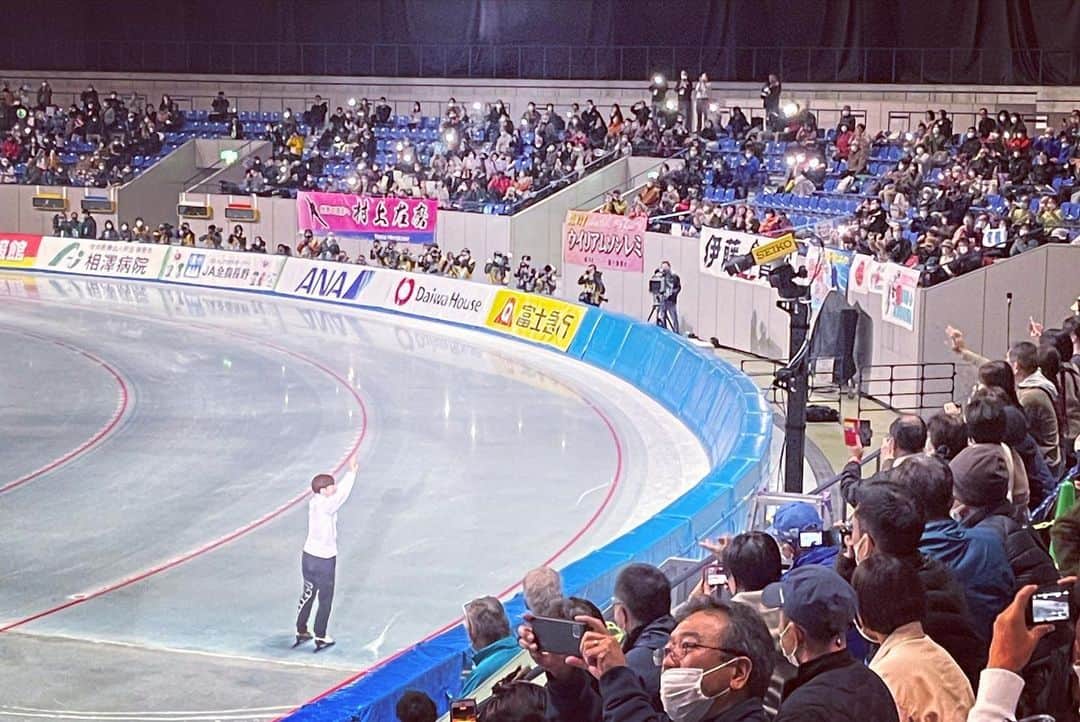 ウィリアムソン師円さんのインスタグラム写真 - (ウィリアムソン師円Instagram)「今までとは違う立場で迎えた初めての全日本距離別。  コーチや場内解説、初めて経験する事の連続でしたが自分を一回り成長させてくれた大会でした！  そして初めて見た満員のエムウェーブ。 スピードスケートにもこれだけ人を集められるパワーがあるということを奈緒さんが感じさせてくれました。 (ちょっぴりこの中で滑ってみたかったなと思ってみたり。笑) 奈緒さん本当にお疲れ様でした！  今週末の八戸オータム。 来週末の帯広の森競技会。 自分自身もコーチ兼選手として参加します。どんなタイムになるか想像できませんが、今もなおスピードスケートに携わることを応援してくれる名湯一門高見屋旅館に感謝しながら精一杯駆け抜けたいと思います！ #スピードスケート #スケモリ隊」10月24日 21時32分 - 40_will