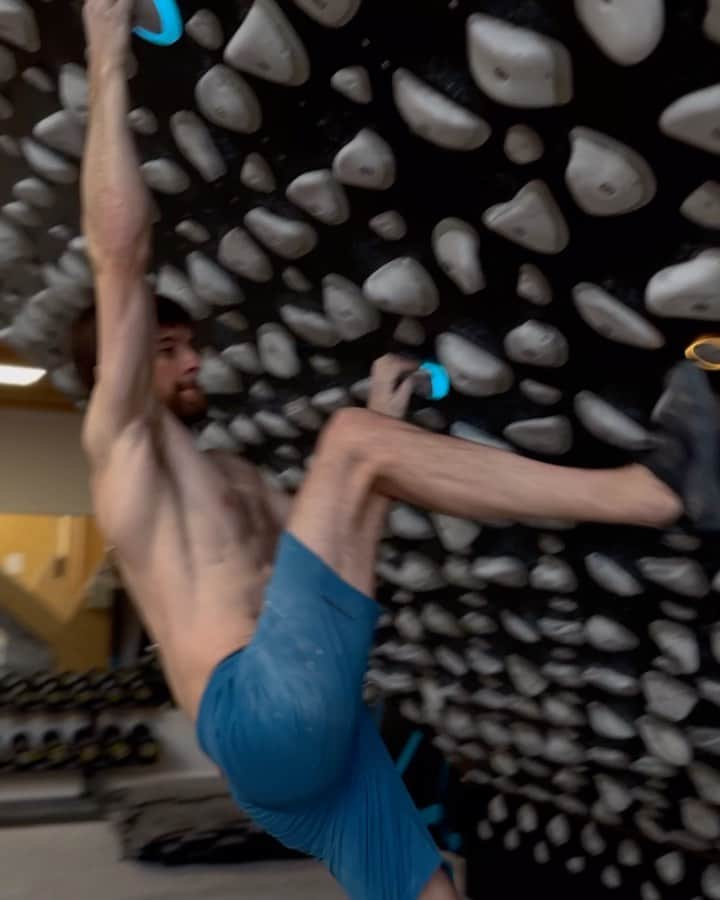 ヤン・ホイヤーのインスタグラム：「Winter Training has begun ! 🤩 @chimpanzodrome  @madrockclimbing  @krombacher  #NULLKOMMANULL #sportmachtdurst #erfolgsdurst  🎥 @sangria.k」