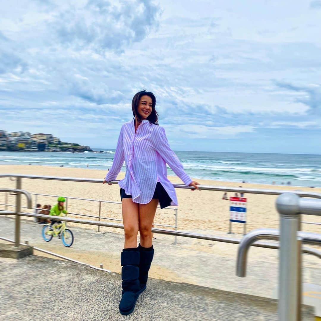 高橋メアリージュンさんのインスタグラム写真 - (高橋メアリージュンInstagram)「Bondi beach🏝🇦🇺 よく耳にはしていた「ボンダイ」というワード。 ここの事だったのかー！ 来れて嬉しい～！  この周りは健康意識や美意識が高い人が多く、 スポーツウェアを普段着にしてる方や運動してる人達がたくさんいました🏃‍♀️  (ちなみに私は運動してない時期でもスポーツウェア着たりしています😂)  ボンダイビーチの周りでは朝日が昇る前からすごい人数の方が走ってると伺いました😳アスリート…？  そういえば、オーストラリアでは基本的に働く時間が朝早く、夕方には帰る人が多いと聞きました。 確かに朝6:00にホテルの窓から見えた向かい側のビルで既に働いてる方々を見かけました！  出勤前ランは必然的にすごい早朝になりますね🏃🌅  ビーチの近くにはオシャレなWellnessウェアshopもあってワクワク。  必ずまた来て、ランニングして素敵なカフェに入ったりしたいなと思いました♡  ---------------------------- Bondi  beach🏝️ 🇦🇺  I've heard the word "Bondi〜" a lot in Japan! But I never really knew exactly what Bondi was...  Finally, here I come!!!  Happy to be here😊  It seems that there're many people around here who're careful about health and beauty,  but there're  many people who are wearing sportswear and exercising 🏃‍♀️  (By the way, I usually wear sports wear even when I’m not exercising 😂)  I heard that a lot of people are running around Bondi Beach before the sun rises 😳 🌅Just like athletes!  And many people in Australia generally work early in the morning and come home early I heard👂  One morning at 6:00 in the morning, I saw people already working in the building across from my hotel!  The run before work will inevitably be very early in the morning🌅  And I saw there're some cool wellness wear shops near the beach.   I definitely want to come back here again, go for a run, and go to some good cafe♡  Shirt... @ebure_official  Pants... @sacaiofficial  Boots... @uggjapan  @ugg   #オーストラリア旅行 #Australiatrip2022 #sydneytrip #シドニー旅行 #bondibeach  #ボンダイビーチ #Gday #グッデイではじめようオーストラリア #seeaustralia」10月24日 21時41分 - maryjuntakahashi