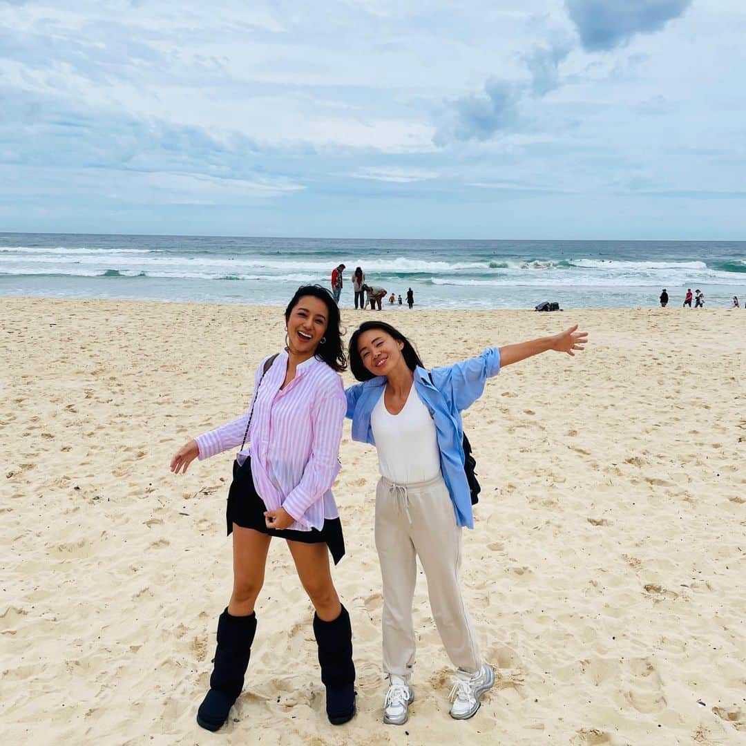 高橋メアリージュンさんのインスタグラム写真 - (高橋メアリージュンInstagram)「Bondi beach🏝🇦🇺 よく耳にはしていた「ボンダイ」というワード。 ここの事だったのかー！ 来れて嬉しい～！  この周りは健康意識や美意識が高い人が多く、 スポーツウェアを普段着にしてる方や運動してる人達がたくさんいました🏃‍♀️  (ちなみに私は運動してない時期でもスポーツウェア着たりしています😂)  ボンダイビーチの周りでは朝日が昇る前からすごい人数の方が走ってると伺いました😳アスリート…？  そういえば、オーストラリアでは基本的に働く時間が朝早く、夕方には帰る人が多いと聞きました。 確かに朝6:00にホテルの窓から見えた向かい側のビルで既に働いてる方々を見かけました！  出勤前ランは必然的にすごい早朝になりますね🏃🌅  ビーチの近くにはオシャレなWellnessウェアshopもあってワクワク。  必ずまた来て、ランニングして素敵なカフェに入ったりしたいなと思いました♡  ---------------------------- Bondi  beach🏝️ 🇦🇺  I've heard the word "Bondi〜" a lot in Japan! But I never really knew exactly what Bondi was...  Finally, here I come!!!  Happy to be here😊  It seems that there're many people around here who're careful about health and beauty,  but there're  many people who are wearing sportswear and exercising 🏃‍♀️  (By the way, I usually wear sports wear even when I’m not exercising 😂)  I heard that a lot of people are running around Bondi Beach before the sun rises 😳 🌅Just like athletes!  And many people in Australia generally work early in the morning and come home early I heard👂  One morning at 6:00 in the morning, I saw people already working in the building across from my hotel!  The run before work will inevitably be very early in the morning🌅  And I saw there're some cool wellness wear shops near the beach.   I definitely want to come back here again, go for a run, and go to some good cafe♡  Shirt... @ebure_official  Pants... @sacaiofficial  Boots... @uggjapan  @ugg   #オーストラリア旅行 #Australiatrip2022 #sydneytrip #シドニー旅行 #bondibeach  #ボンダイビーチ #Gday #グッデイではじめようオーストラリア #seeaustralia」10月24日 21時41分 - maryjuntakahashi