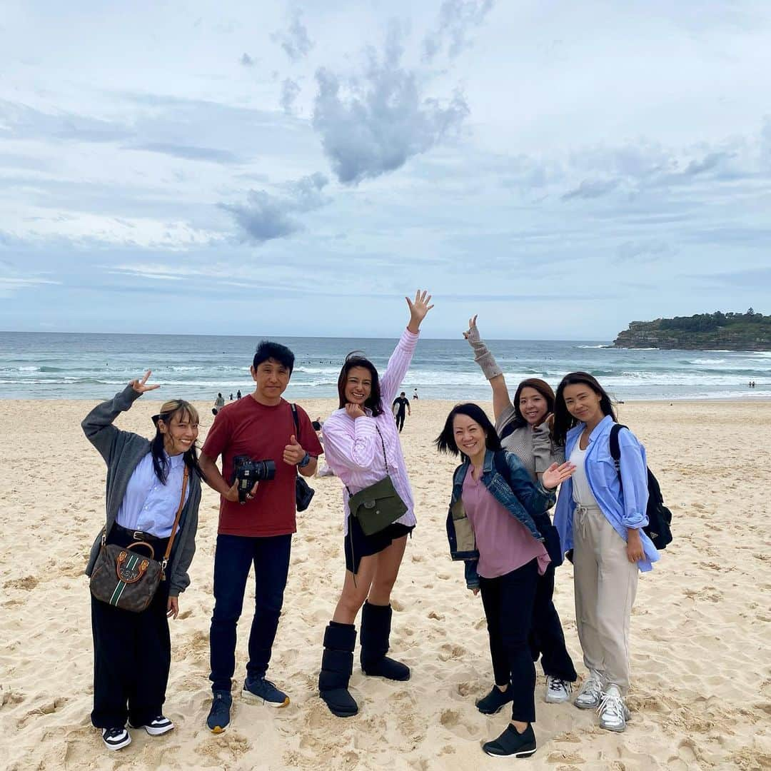 高橋メアリージュンさんのインスタグラム写真 - (高橋メアリージュンInstagram)「Bondi beach🏝🇦🇺 よく耳にはしていた「ボンダイ」というワード。 ここの事だったのかー！ 来れて嬉しい～！  この周りは健康意識や美意識が高い人が多く、 スポーツウェアを普段着にしてる方や運動してる人達がたくさんいました🏃‍♀️  (ちなみに私は運動してない時期でもスポーツウェア着たりしています😂)  ボンダイビーチの周りでは朝日が昇る前からすごい人数の方が走ってると伺いました😳アスリート…？  そういえば、オーストラリアでは基本的に働く時間が朝早く、夕方には帰る人が多いと聞きました。 確かに朝6:00にホテルの窓から見えた向かい側のビルで既に働いてる方々を見かけました！  出勤前ランは必然的にすごい早朝になりますね🏃🌅  ビーチの近くにはオシャレなWellnessウェアshopもあってワクワク。  必ずまた来て、ランニングして素敵なカフェに入ったりしたいなと思いました♡  ---------------------------- Bondi  beach🏝️ 🇦🇺  I've heard the word "Bondi〜" a lot in Japan! But I never really knew exactly what Bondi was...  Finally, here I come!!!  Happy to be here😊  It seems that there're many people around here who're careful about health and beauty,  but there're  many people who are wearing sportswear and exercising 🏃‍♀️  (By the way, I usually wear sports wear even when I’m not exercising 😂)  I heard that a lot of people are running around Bondi Beach before the sun rises 😳 🌅Just like athletes!  And many people in Australia generally work early in the morning and come home early I heard👂  One morning at 6:00 in the morning, I saw people already working in the building across from my hotel!  The run before work will inevitably be very early in the morning🌅  And I saw there're some cool wellness wear shops near the beach.   I definitely want to come back here again, go for a run, and go to some good cafe♡  Shirt... @ebure_official  Pants... @sacaiofficial  Boots... @uggjapan  @ugg   #オーストラリア旅行 #Australiatrip2022 #sydneytrip #シドニー旅行 #bondibeach  #ボンダイビーチ #Gday #グッデイではじめようオーストラリア #seeaustralia」10月24日 21時41分 - maryjuntakahashi