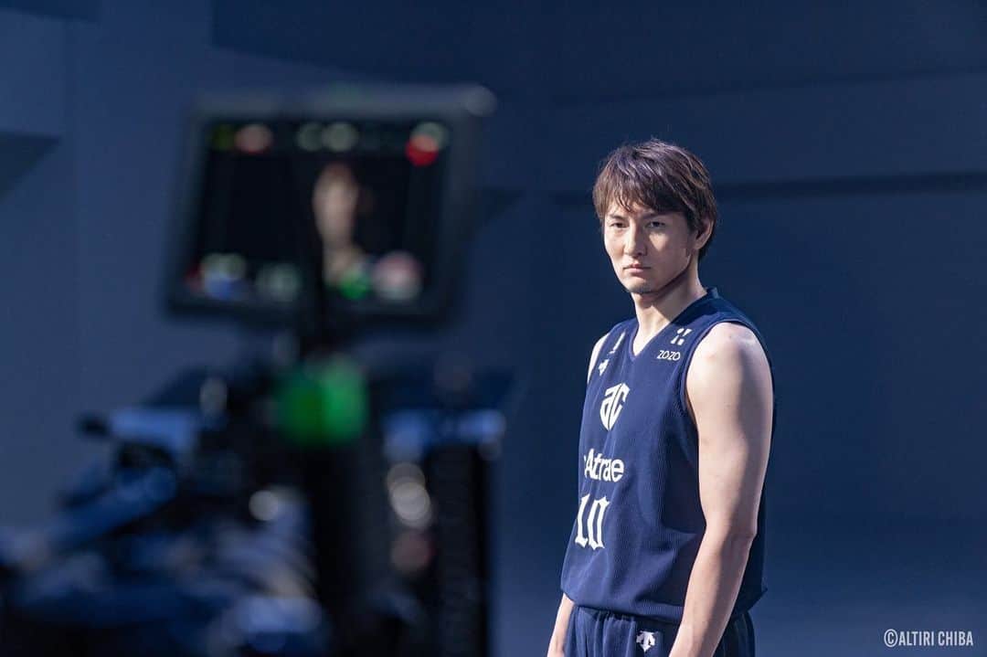岡田優介のインスタグラム：「B.LEAGUE 2022-23 Season📸  #アルティーリ千葉 #Bリーグ #撮影風景 #どれがお好きですか #AltiriChiba #Bleague #この日はインナー忘れました」