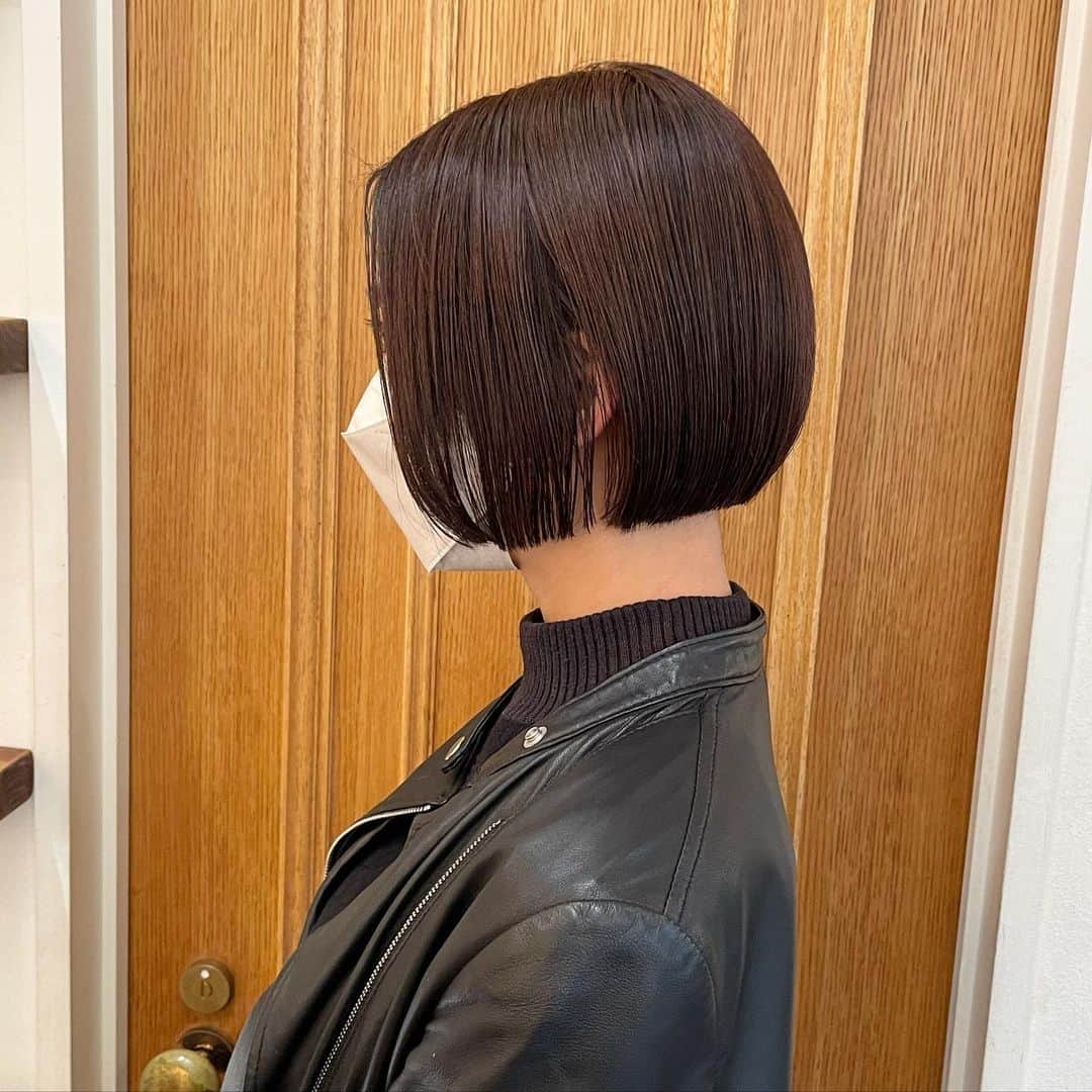 江畠大地のインスタグラム：「最近の好きな感じ🥰 パツッとしてるんだけど、、 重そうなんだけど、、 実は軽いそんな感じの質感😏👏 適当そうで実はこだわってます💪🏻💪🏻  #まろみベージュ #グレージュ #ラベンダーグレージュ #ラベンダーカラー #秋冬カラー #ベージュカラー #外国人風カラー #表参道美容師 #表参道カフェ #ヘアカラー #ヘアアレンジ #auralee #uniqlou #あいみょん #新垣結衣 #川口春奈 #ボブ #ぱつっとボブ #ボブアレンジ #ミニボブ #ボブ女子」