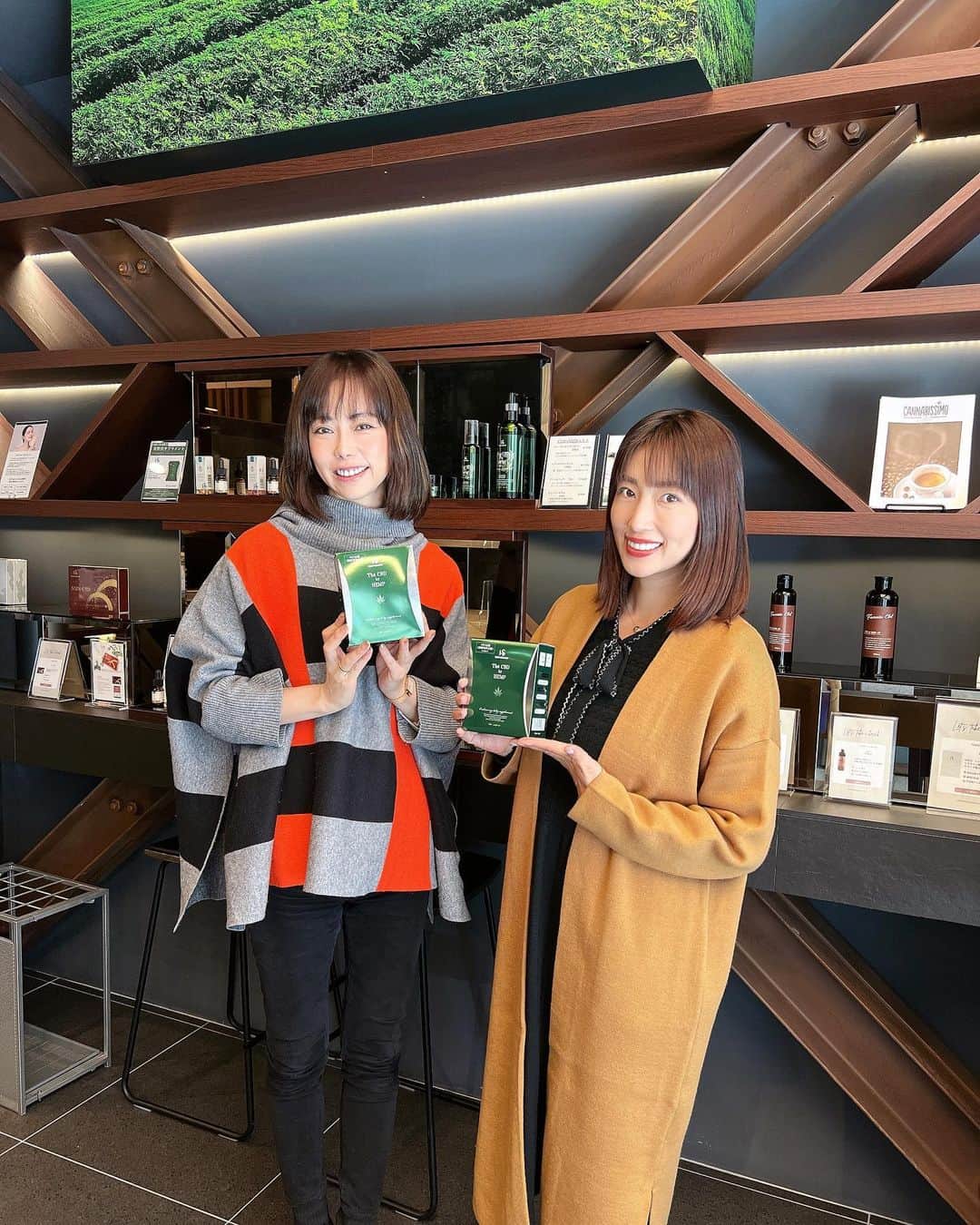 のインスタグラム：「尊敬している先輩経営者 @7550kuni くにさんの銀座にある サロンにお邪魔してきました❣️ @hempbyskygreen のCBDオイルが大好きで毎日お風呂上がり、全身に塗ってます✨ 今回は新しくCBDサプリが開発されたという事で早速使ってみました^ ^ Embrace My Body というCBD入りのダイエットサプリメント！！ ダイエット中の私にはピッタリ✨🥺 食前1日1包を温かい飲み物に一緒に入れて飲むだけ🤗 CBD、NMN、イソマルトデキストリン、乳酸菌バイオジェニックスが配合された次世代型サプリメント✨ これを飲んでから空腹時のイライラがなくなった🥺 イソマルトデキストリンにより食後の血糖値をコントロールしているからかな^ ^ 乳酸菌も含まれているので腸内環境整えてくれるし、ダイエット中便秘になりがちだけど、このサプリのおかげで改善されたのでめちゃくちゃオススメです❣️ 21800円とちょっと高額だけど価値あり！🌟 年内にあと3キロ痩せたいから色々試してみてまたオススメ商品あったら紹介します(^^) #cbd#cbdオイル#cbdサプリ#ダイエット#ダイエットサプリ#乳酸菌#腸内環境#改善#便秘解消#綺麗になりたい」