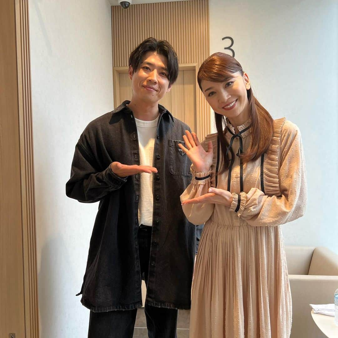 君島十和子さんのインスタグラム写真 - (君島十和子Instagram)「・ 「月曜の蛙、大海を知る」 初回スペシャルに呼んで頂き、またまたチャレンジさせて頂きました！！  手持ちの品物をコメ兵さんで価格査定チャレンジ！！！  それにしても川崎希ちゃんとアレクさんご夫妻は仲良しー！！！ ロケの間、希ちゃんへの気遣いの言葉にはビックリ(あ、これは放映されませんが😅)  そして、タレントであり 実業家の黄皓(こうこう)さんの 実のお母様が… 私より年下だと知って衝撃😅‼️  そしてスタジオに 行った時の 指原莉乃さんのお肌の キレイさも驚きました！  買い物をする時に… その品物の次の人生の事まで考えて 購入する… 平野ノラさんに指南して 断捨離(やましたひでこ©️)を 学んだ者として 大海を知った番組でした！！ ご覧になって下さった皆様 ありがとうございました🫡🫡🫡  #月かわ #月曜の蛙大海を知る #価値観シャッフル #川崎希ちゃんアレクさん #黄皓さん #コメ兵新宿 #名前書いちゃダメダメ😅」10月24日 22時19分 - ftcbeauty.official