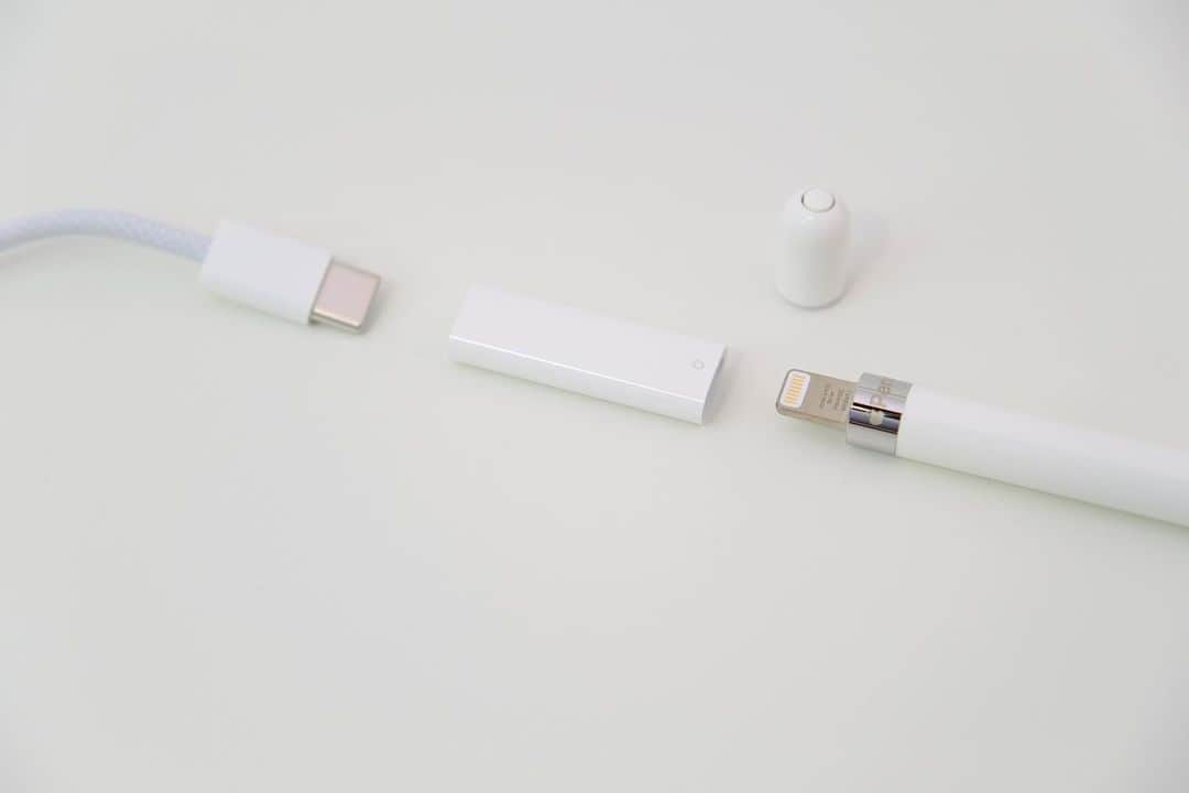 松村太郎のインスタグラム：「Apple Pencil with USB-C - Lightning Connector and USB-C charging cable.」