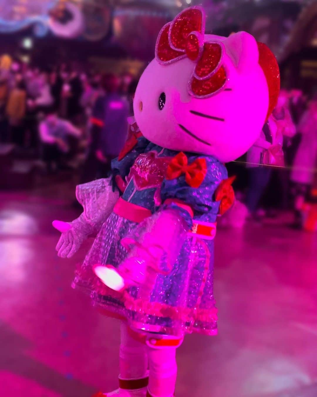 河村唯（うめ子）のインスタグラム：「側面キティちゃん。 目の潤い🥹👏✨  #sanrio #sanriopuroland #Hellokitty #kawaii #ピューロアンバサダー #nakayokuconnect」