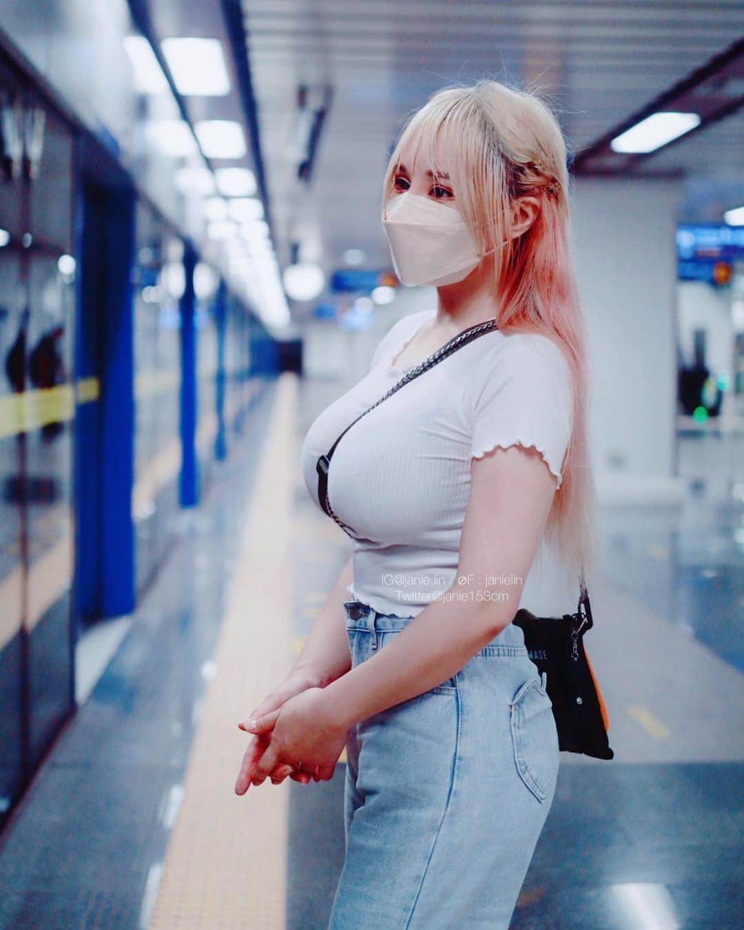 泥泥林のインスタグラム：「Transportation in Thailand🇹🇭  到每個國家都要體驗一下他們的地鐵系統😆  這次去曼谷是住在BTS PhayaThai站附近 的Pullman King Power Hotel🏨 當初就是看著google map 沿著地圖上的MRT或BTS站附近的飯店選的😆  從飯店到水門市場跟Central World 都是我可以接受的步行距離～  詳細飯店開箱可以到YT主頻道「泥泥學姐Janie」上看🤍  但其實如果不是很難叫車的尖峰時刻 真的建議搭計程車就好了🤣  印象中我去穿泰服的那天 坐計程車過去跟做捷運系統回飯店附近 花的錢是差不多的🤣🤣🤣  現在到泰國直接用Grab叫車很方便 跟Uber一樣，價錢是公開透明的 先複製貼上好目的地，就不怕語言不通 路線也會顯示在app上，不用擔心司機亂開～  大致上是這樣！ 泰國真的蠻適合自由行的，人民很友善、蠻安全的其實。 國門開了，放心的出去玩吧🥰  #泥泥旅遊日記 #janiestravelingdiary」
