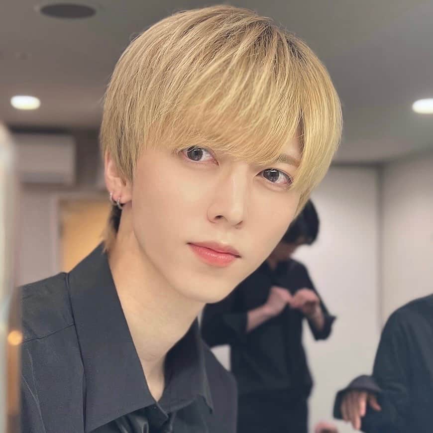 丸橋拓海のインスタグラム：「俺って世界で1番金髪が似合う男かもしれん... . . . #AXXX1S#アイドル#金髪#ショート#襟足#せくすぃ」