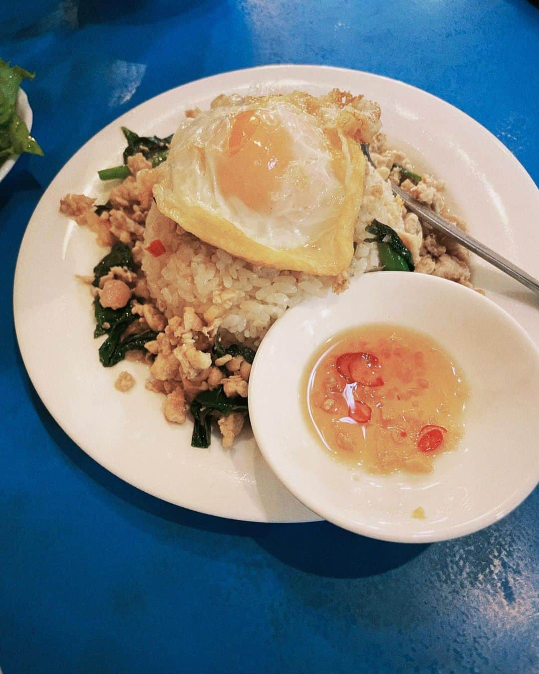 樺澤まどかさんのインスタグラム写真 - (樺澤まどかInstagram)「タイ料理🇹🇭💖  チャオバンブーにて ヤムウンセンとガパオライスと トムヤムクンヌードルを食べました🦐  今年私はトムヤムクンにはまり 好きな食べ物2位はトムヤムクンヌードルと言っています。 (1位はタン塩とユッケと寿司と梅水晶)  普段食べているタイ料理とは一味違って 本格屋台な味でめっちゃくちゃ美味しくて 超ハッピーな顔してます。  特にガパオライスは圧倒的🔥 また絶対に行きます🔥  撮影： @shoghts   #樺澤まどか  #チャオバンブー #タイ料理 #ガパオライス #トムヤムクン #トムヤムクンヌードル #好きな食べ物 #秋 #食欲の秋 #秋ファッション #秋コーデ #autumn #autumnnails #autumnfashion #🦐」10月24日 23時00分 - kabasawa_madoka