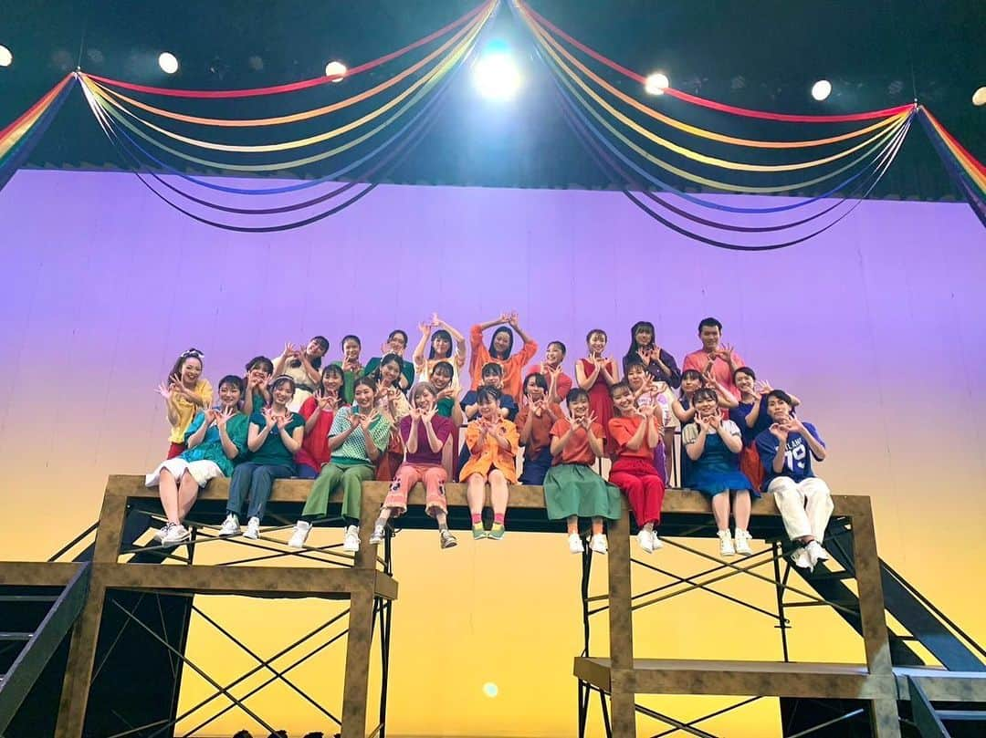 青山恵梨子のインスタグラム：「💓 OneHeart子どもミュージカルin呉 20周年記念公演 "We do.〜私たちの未来へ〜" 無事終演しました‼️  誰一人欠けることなく終えられホッとしています。  出演してくれたみんな、学校に仕事に忙しい中各地から集まってくれて帰ってきてくれて本当にありがとう！ついて来てくれてありがとう！！素敵な作品にしてくれてありがとう！！！  今回は出演ではなく構成演出として。 初めて台本書いて初めて振付して初めて演出して… 初めて尽くしの中、なかなか広島に帰れず稽古も思うように進められなくて沢山迷惑もかけてしまって。 にも関わらず、細かーい要望にもしっかり応えて形にしてくれて、感謝しかありません。 そして本番は、前日に初めて全員が揃ったとは思えないクオリティ！！  リハ、ゲネ、本番と成長していく皆を見ていて、 自分が考えたものが大好きな皆によってカタチになるって、こんなに嬉しいんだ…って思えて、素晴らしい経験をさせてもらえました。  20年間お世話になっている事務局の方達にも、好評をいただけて死ぬほど嬉しかったし、引き受けて良かったって心から思いました🥲✨ 少し経験値がUPしました！  書きたい事はたくさんあるけど、 一番伝えたいのは皆が大好きで、ワンハートが大好きで、本当に心からありがとうってこと！！  ここだけの話、何回でも観たくて 今日も朝からゲネの映像見てました…♡  また会える日まで🫶  #oneheart #子どもミュージカル #呉 #ワンハート子どもミュージカルin呉 #心をひとつに」