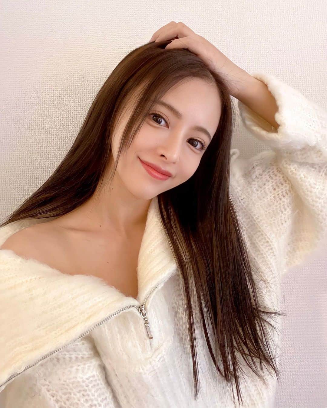 ririのインスタグラム：「最近こうゆうニット🧶 はやってるの？🤔  肩幅カバーには最高だよ🤣🤣🧡 @duras_official ✅のです🧸  寒いからニット🧶大活躍した🔥  #love #duras #durasstyle  #ニット #fashionista」