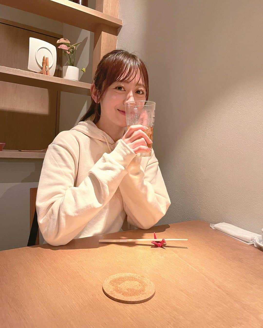 兼田日向子のインスタグラム：「🍂#ひなぽんグルメ  ゆるゆるはしご酒☺️  3枚目、小料理　百けんのおでんが 味しみしみでお上品さもあって とっても美味しかった〜🥺！ 日本酒も限定とのこと🍶 飲みやすくてごくごく飲めちゃう系…♡ ※1,2枚目は違うお店の写真です。  乾燥してひどくなりつつある笑いジワはご愛嬌🙃 . . . . . #渋谷グルメ#渋谷居酒屋#はしご酒#小料理百けん#おでん居酒屋#渋谷ごはん#東横線グルメ」