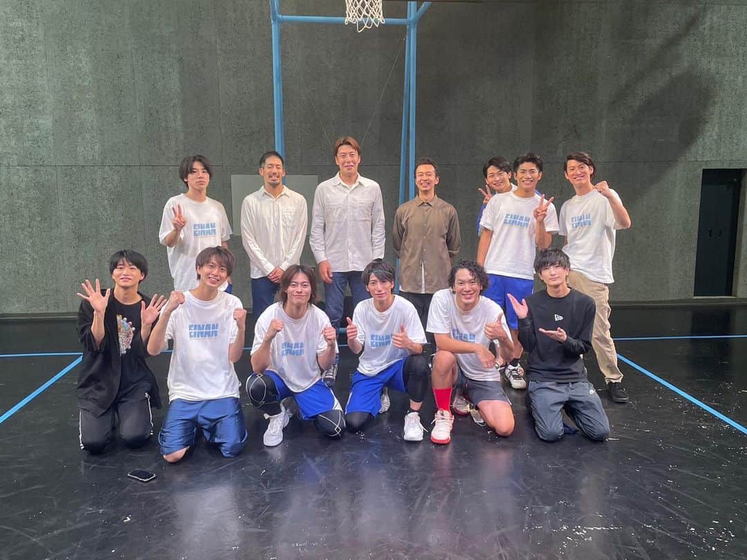 栗原祐太のインスタグラム：「【イベント出演✨🏀】 土曜日に Uzume第9回公演 『あの夏の飛行機雲』の イベントゲストとして参加させて頂きました！！  ありがたい事に本編も見させて頂き 2時間の劇でしたが グッと引き込まれてその時間はとても早いものに感じました！！  こうやってバスケのことを取り上げて頂けるのは今まで、そして今もバスケに携わっているものとしてとても嬉しいですしありがたい事です！  素晴らしい演者さん達のおかげで 絶対にバスケに興味を持ってくれる人も増えると思います！  演者さん達もバスケが本当に好きなことが伝わってきてすごく幸せな時間でした！  本編の後には キャスト vs 元bleague選手 の3×3をさせて頂きました！！  楽しい時間、空間をキャストの皆様、観にきてくださった皆様、スタッフの皆様と共有できたことを本当に嬉しく思います！！  皆さんバスケが本当に上手すぎてびっくりしました😅  自分も3本連続3ポイント決められたことはホッとしました😂  素晴らしい機会を本当にありがとうございました😊  #あの夏の飛行機雲永南高校バスケットボール部  #あの夏の飛行機雲 #永南高校バスケットボール部  #uzume #バスケ #バスケットボール #栗ニック #kuriちゃんねる #kyus #元プロ」