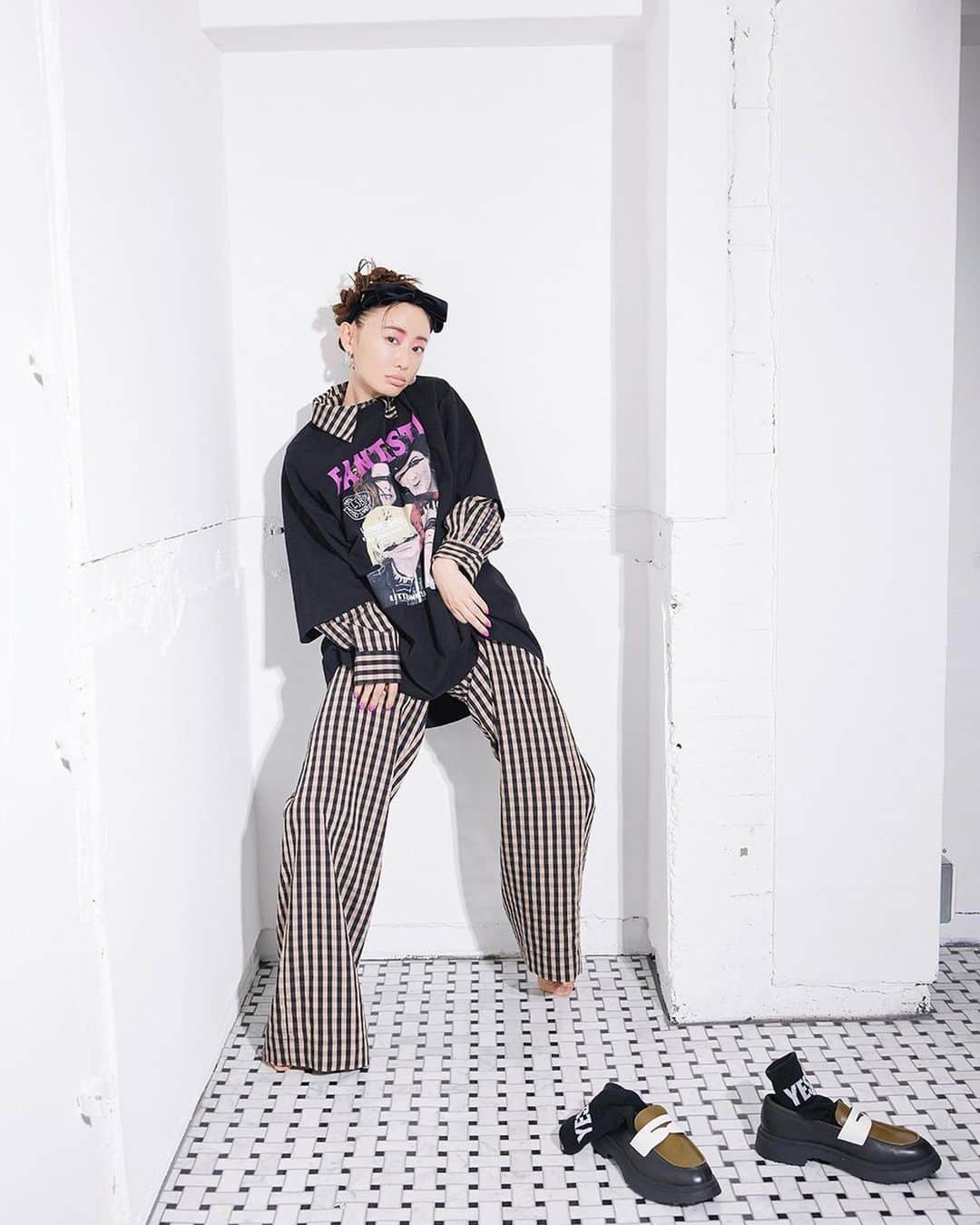松本まりかのインスタグラム：「フ、安 定 感  🙄  innocent for @fashiongrunge  @littlesunnybitestyle   designer , art director /@littlesunnybityoppy  stylist /  @yurikaden   model / @marika_matsumoto   photographer /@sanomadoka_photo   hair and make up /@akikohachinohe」