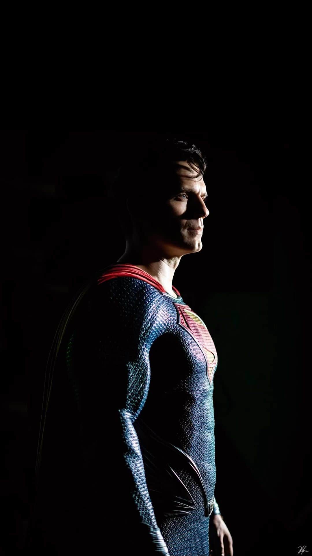 ヘンリー・カヴィルのインスタグラム：「A very small taste of what’s to come, my friends. The dawn of hope renewed. Thank you for your patience, it will be rewarded.   #Superman」