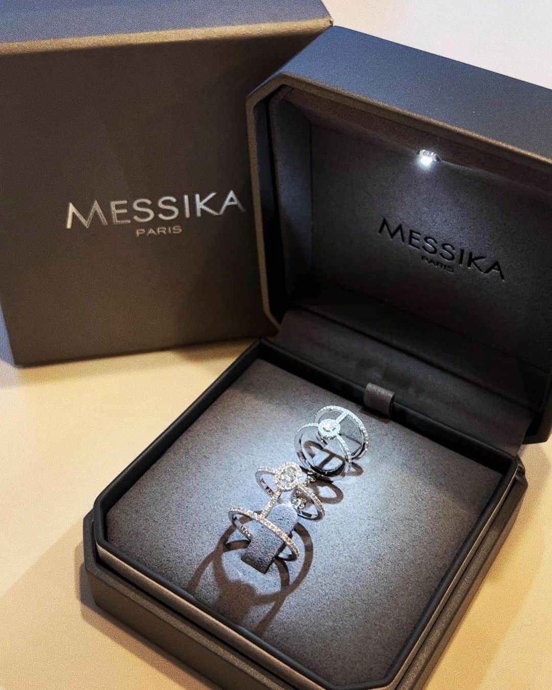 杉浦亜衣のインスタグラム：「. 最近よく付けている @messikajewelry のリング💍  購入した後に、 お家に帰って箱を開けたら… なんとライトが付く仕組みになっていて リングが照らされるのですが こういう計らいのあるブランドって 滅多にない気がして びっくりした事を思い出しました✨  ライト💡に感動して 珍しく写真と動画に残していたので🤳」