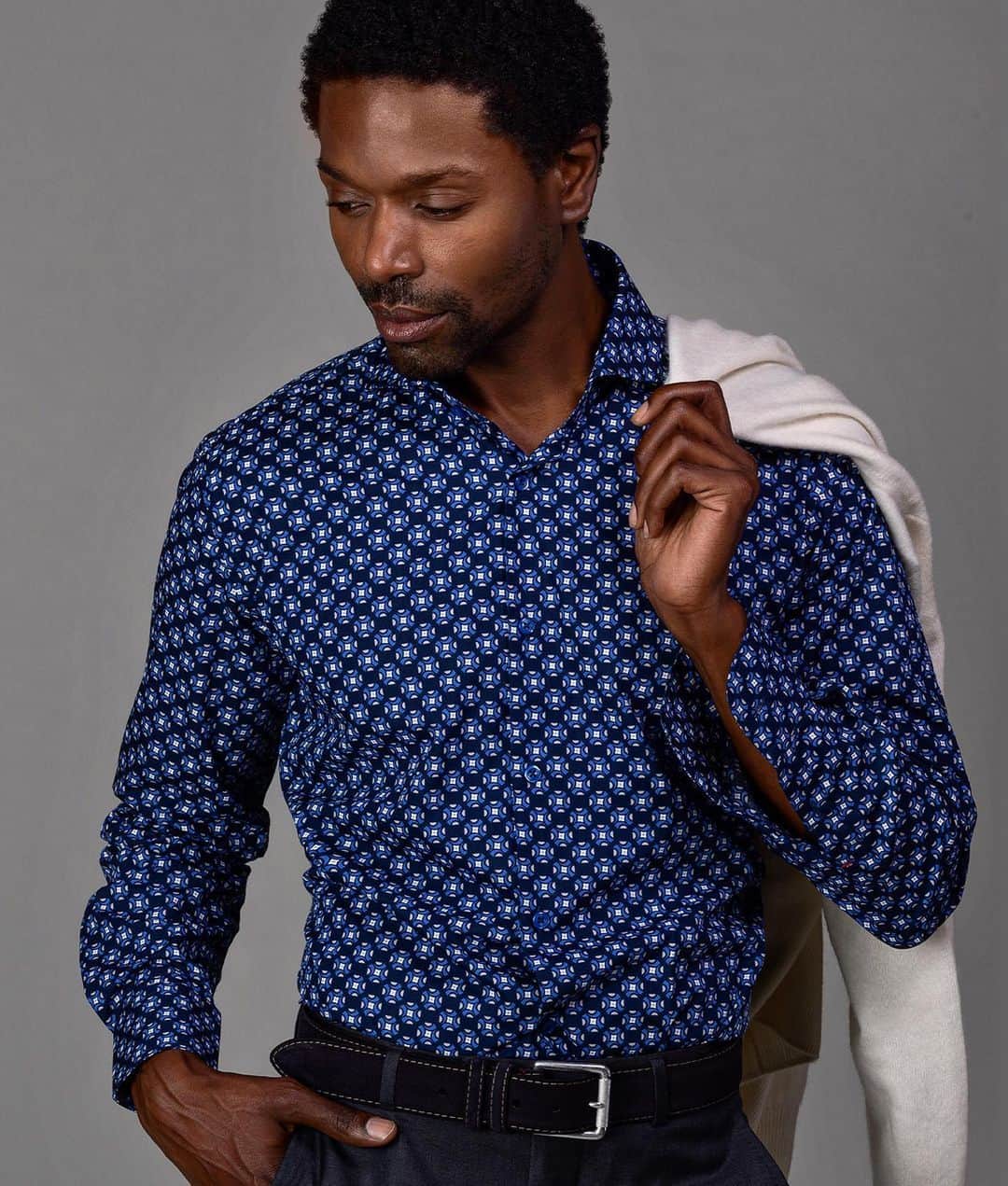 アイクベーハーのインスタグラム：「Ike Behar’s new collection of sport shirts brings together the stylish high-quality fabrics and meticulous construction Ike Behar is famous. In a new slim fit, the collection was produced in Italy by experienced craftsman using methods developed and tested over generations. The new slim cut gives the shirt a modern sleek and clean silhouette that forms to your body without restricting movement. Shop the collection today at ikebehar.com or at any Ike Behar Boutique #fw22collection #sportshirts #mensfashion」
