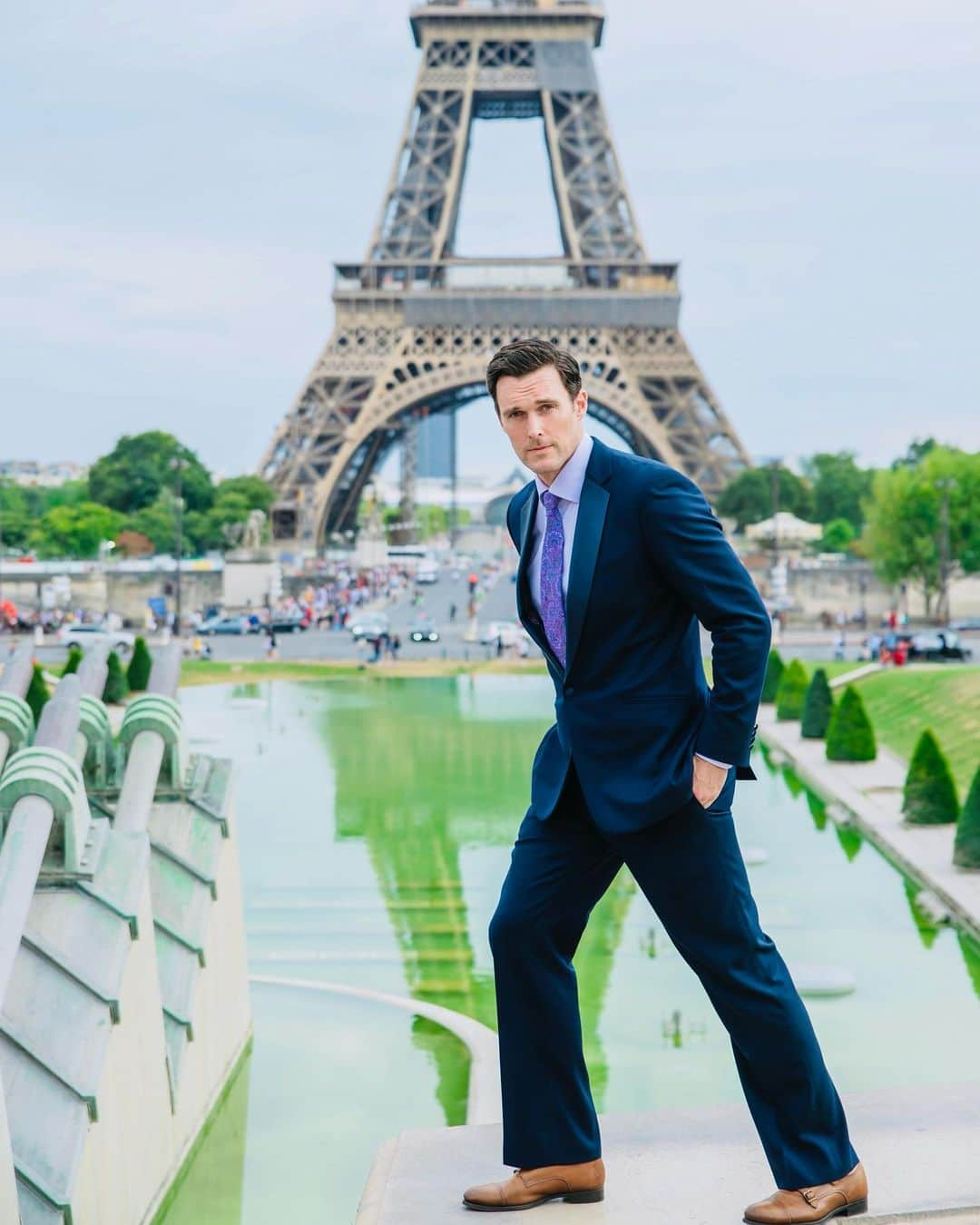 オウェイン・イオマンのインスタグラム：「Bonjour Paris!  #travel #paris #france🇫🇷 #french #city #suit #fashion #tomford #photography #eiffeltower #dresstoimpress #bond PHOTO: STUDIOSATTIN」