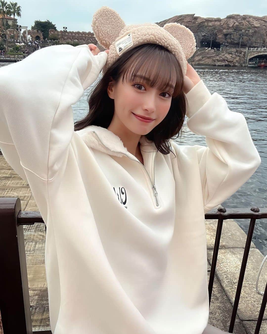 岡島彩花のインスタグラム：「・  3年ぶりのディズニーシー🐭🐚💕  #ディズニーシー #ディズニーコーデ  #ディズニーカチューシャ #disneysea」