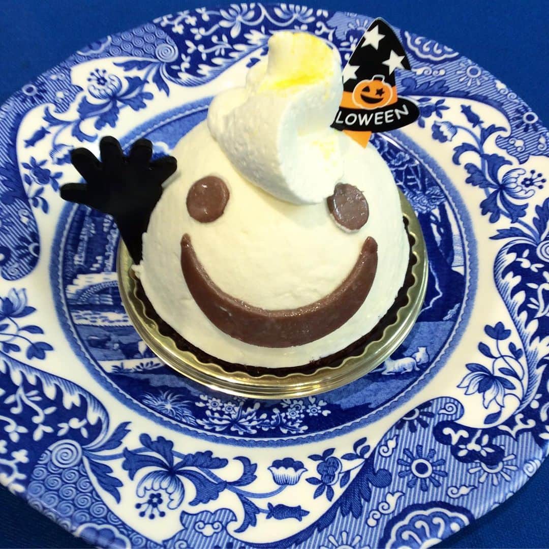 のインスタグラム：「トラムカフェにハロウィン限定ケーキが仲間入り！👻🎃 10月31日までレアチーズケーキに中身がカボチャムースにショコラシフォンのキャスパーと旬のシャインマスカットと栗🌰を添えたカボチャレアチーズプリン🍮🎃 #池袋 #池袋カフェ #池袋スイーツ #池袋西武 #東京カフェ #喫茶 #ハロウィン #ハロウィンスイーツ #ハロウィン限定」