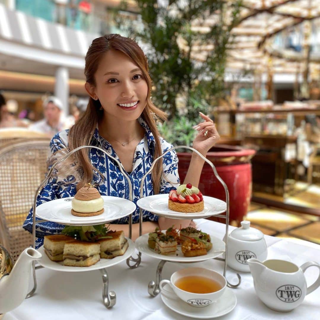 市原彩花さんのインスタグラム写真 - (市原彩花Instagram)「TWG Tea at Marina Bay Sands🫖 TWG is a Singaporean luxury teahouse🇸🇬 I enjoyed afternoon tea at a floating cafe☺️  マリーナベイサンズのモールのど真ん中、水の上にあるTWG Teaでアフタヌーンティーしたよ🥰 TWGはシンガポールの高級紅茶ブランド🫖 あちこちにお店があるけど、ここが1番目立つカフェ🤣  アフタヌーンティーは14時から出来て、S$88++🍰($12以上の紅茶選ぶと高くなるので注意) ケーキはショーケースから選べるよ🥰 予約不可でいつも並んでるけど、平日の14時前に来たら10分で入れた✨ 量も多過ぎず、その日の気分で来れるから気軽♪ カフェやレストランとしても利用出来るからまた来たいな🤭  紅茶は軽くて日持ちするからお土産にも良いし、マカロンも茶葉の風味がして美味しいよ〜🥰  #twg#twgtea#afternoontea#hightea#アフタヌーンティー#シンガポールカフェ#singapore#シンガポール#singapura#海外生活#海外旅行#海外移住#シンガポール生活#シンガポール在住#sgfood#sgeats#sgfoodie #あーちゃんシンガポール」10月25日 13時39分 - ayaka_ichihara