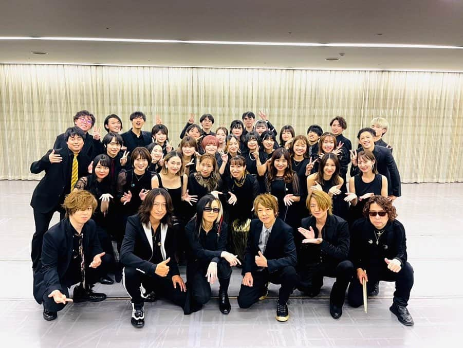 村山☆潤さんのインスタグラム写真 - (村山☆潤Instagram)「GLAY Anthology presents-UNITY ROOTS & FAMILY,AWAY 2022-  無事に終了しました！  2002年に発表されたアルバムの ツアーが今回初めて行われるという事で、 気合を入れてたくさん準備しました。  オリジナルのアンサンブルを崩さずに ライブ用に構築するのが、編曲の基本だったのですが、  メンバー皆さんの意図を汲み、 2022年のGLAYに相応しい音の積み方や弾き方を 考えるのがとても刺激的で、 編曲家としても、演奏家としても、たくさん成長させて頂いたツアーになりました。  TERUさんには、僕がGLAYに携わった時から、たくさん可愛がって頂き、美味しいものを食べさせて頂き、たくさんコミュニケーションをとってきたので、 TERUさんの歌にとにかく寄り添う演奏を心がけました。  そして今回のツアー中では、 TAKUROさんと作詞や作曲の話をしたり、 アルバムの思いを聞いたり、 JIROさんや、TOSHIさんとリズムやグルーヴの話をしたり、 HISASHIさんと、音楽やゲームの話をしたり、 本当に楽しかったです！  気心の知れたストリングスのメンバーは、 僕の譜面からたくさんの意図を汲みとってくれて、 全員でひとつ音になって、素晴らしい演奏をしてくれました。 マジ感謝。  コーラスのお二人も素敵なハーモニーはもちろん、 学生のコーラス達への指導も頑張ってくれてました。 マジ最高。  そして、学生コーラスのみんなには、 本当に純粋さ、直向きさなど、 20年前、僕の中に溢れていたであろう気持ちを、 たくさん思い起こさせて頂きました。 歌も最高だった！マジ最高マジ感謝。 またどこかで会えるのを楽しみにしてます。  というわけで、ツアーは終わってしまいましたが、 来月、今回のライブの配信もあるみたいなので、 是非そちらでもお楽しみください！  またGLAYのライブで、 皆さんに会えるのを楽しみにしてます！ ありがとうございました☺︎」10月25日 13時52分 - jun_murayama_official