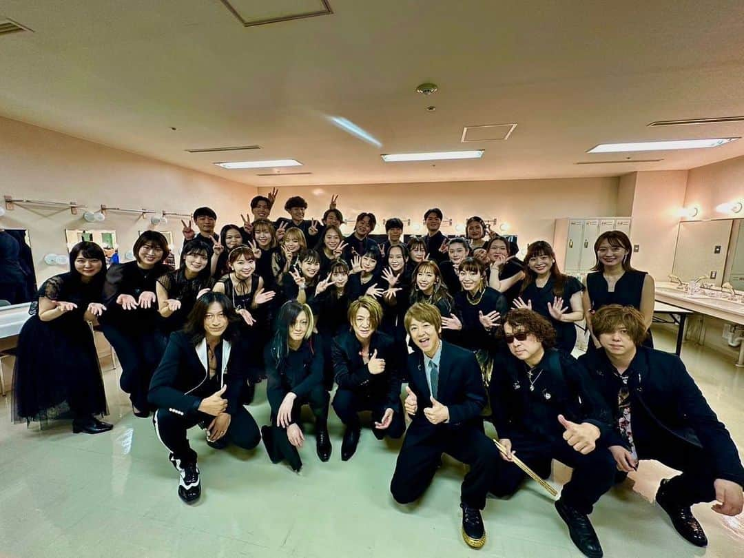 村山☆潤さんのインスタグラム写真 - (村山☆潤Instagram)「GLAY Anthology presents-UNITY ROOTS & FAMILY,AWAY 2022-  無事に終了しました！  2002年に発表されたアルバムの ツアーが今回初めて行われるという事で、 気合を入れてたくさん準備しました。  オリジナルのアンサンブルを崩さずに ライブ用に構築するのが、編曲の基本だったのですが、  メンバー皆さんの意図を汲み、 2022年のGLAYに相応しい音の積み方や弾き方を 考えるのがとても刺激的で、 編曲家としても、演奏家としても、たくさん成長させて頂いたツアーになりました。  TERUさんには、僕がGLAYに携わった時から、たくさん可愛がって頂き、美味しいものを食べさせて頂き、たくさんコミュニケーションをとってきたので、 TERUさんの歌にとにかく寄り添う演奏を心がけました。  そして今回のツアー中では、 TAKUROさんと作詞や作曲の話をしたり、 アルバムの思いを聞いたり、 JIROさんや、TOSHIさんとリズムやグルーヴの話をしたり、 HISASHIさんと、音楽やゲームの話をしたり、 本当に楽しかったです！  気心の知れたストリングスのメンバーは、 僕の譜面からたくさんの意図を汲みとってくれて、 全員でひとつ音になって、素晴らしい演奏をしてくれました。 マジ感謝。  コーラスのお二人も素敵なハーモニーはもちろん、 学生のコーラス達への指導も頑張ってくれてました。 マジ最高。  そして、学生コーラスのみんなには、 本当に純粋さ、直向きさなど、 20年前、僕の中に溢れていたであろう気持ちを、 たくさん思い起こさせて頂きました。 歌も最高だった！マジ最高マジ感謝。 またどこかで会えるのを楽しみにしてます。  というわけで、ツアーは終わってしまいましたが、 来月、今回のライブの配信もあるみたいなので、 是非そちらでもお楽しみください！  またGLAYのライブで、 皆さんに会えるのを楽しみにしてます！ ありがとうございました☺︎」10月25日 13時52分 - jun_murayama_official