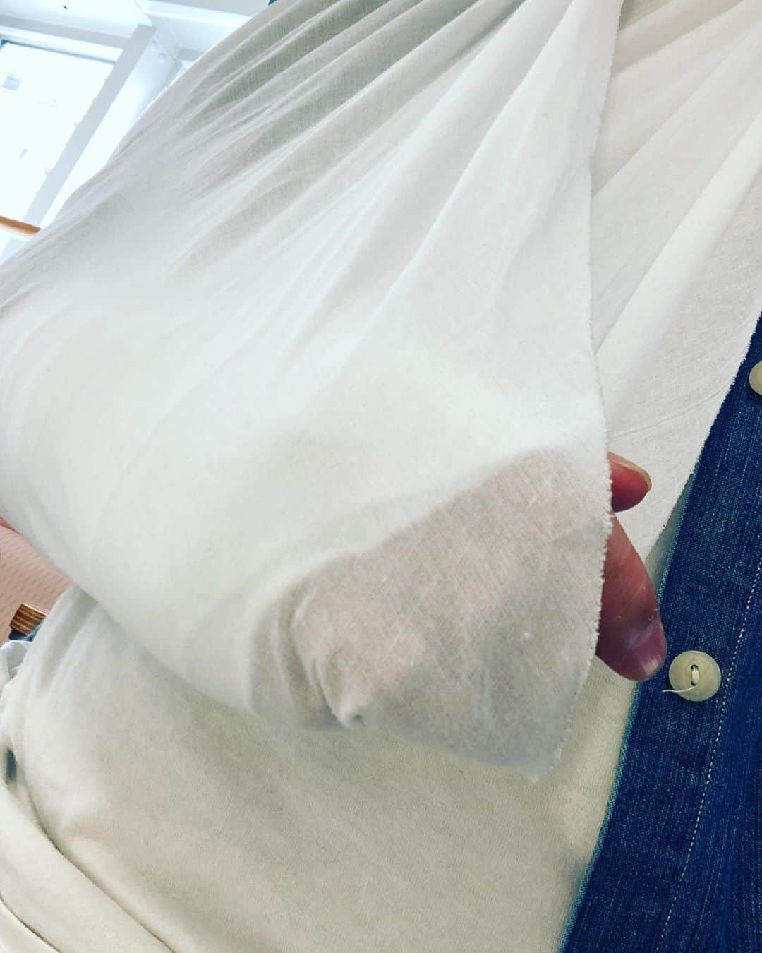 のインスタグラム：「前からいきなり飛び出して来た叔母ちゃんを避けて花壇へダイブ‼️  47歳で初めてのオプション😭  しかし、避けてあげてダイブした奴に、大丈夫ですか？の一言も無くスピード上げて立ち去って行く叔母ちゃん🏃‍♂️ 怒りでしかない！  ただ、隣の若い男の子はずっと大丈夫ですか？って声をかけてくれた☀️優しい青年‼️ありがとう  あのまま行けば叔母ちゃんを撃破して大変な事になってしまうとこやったのに俺には声さえかけてくれない😭  俺の方がまだ若いしとおもたけど、なかなかキツい結果‼️  怖いけど来週麻酔との戦い😭😭  詳しくはかしみん焼き「弍箱」でお喋りします🫡 18時オープンです😭😭😭」