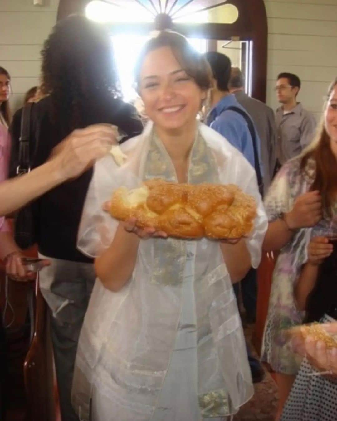 ミラーナ・ヴァイントゥルーブのインスタグラム：「My Judaism is the ancient people I come from and the ones I eat with on Fridays. I come from people who don’t budge. Those tortured, imprisoned, killed, forced to relocate and made to forget their own traditions. But actually coming to America, for my family, made us more Jewish. Here we met other Jewish families and re-adopted traditions the USSR literally outlawed. I freaking love knowing I’m a part of a people who exist because of our will, love, generosity, dry-ass cookies, and a few miracles.」