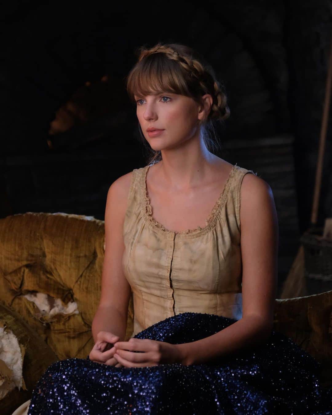 テイラー・スウィフトのインスタグラム：「Midnight, what a storied and fabled hour… On this sparkling evening I’ll be releasing my twist on a fairytale we all know. The one about the girl and her step sisters and the clock striking 12… This video is wild, whimsical and created SPECIFICALLY for you, my beloved fans who have paved this shimmering path. Look out for some dazzling cameos! Join us later for a very Bejeweled premiere 💎」
