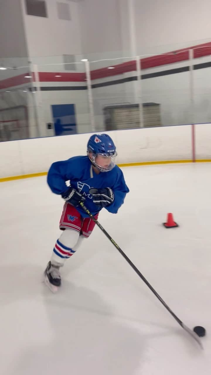 エレーネ・ゲデヴァニシヴィリのインスタグラム：「The one and only @jack.brayman11    #BesaHockey #balance #efficiency #speed #agility  #ellegedeevideos #hockey #training #hockeytiktoks #elite #edgework #hockey #elleGedee Mid Fairfild 2012  @dwardy22  @cuttingedgeiceacademy_  @besahockey  @nhl  @thegraveyardnyc」