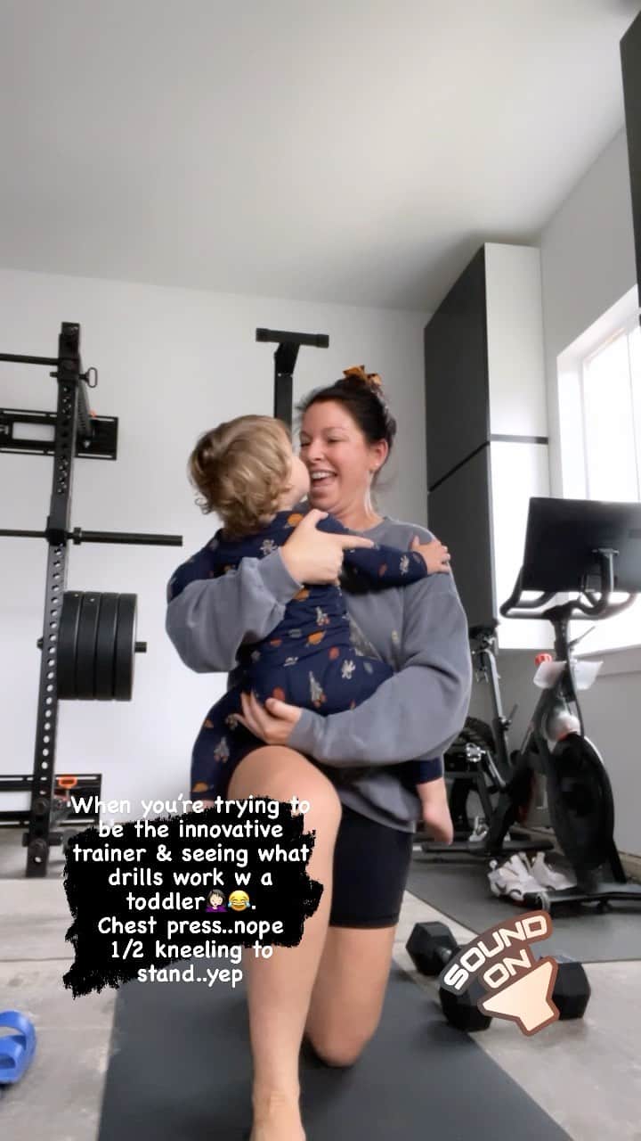 Marie Purvisのインスタグラム：「#epicfail trying to get my workout in w my toddler😂.」