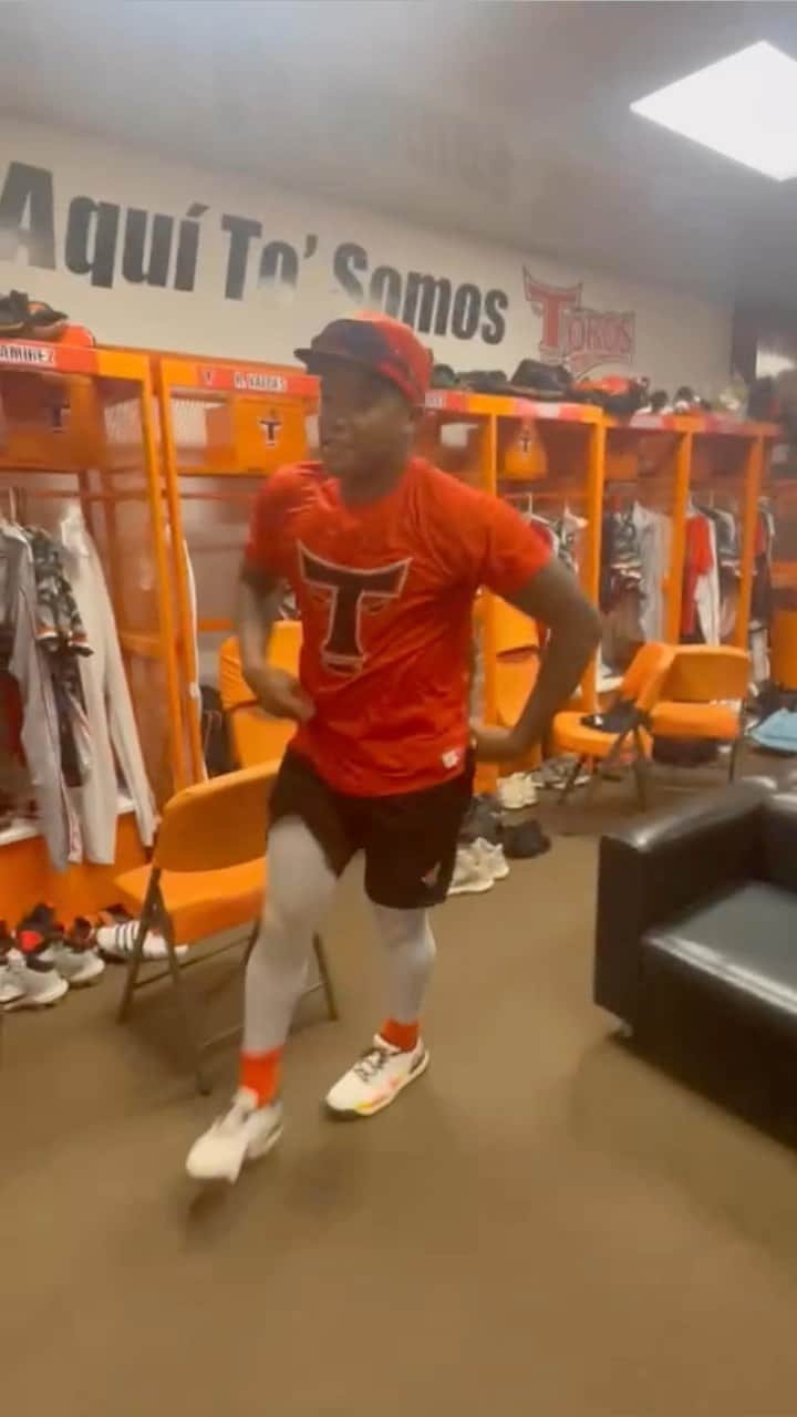 アディソン・ラッセルのインスタグラム：「Low key.. He nice 🤪🧡🐂🫶」