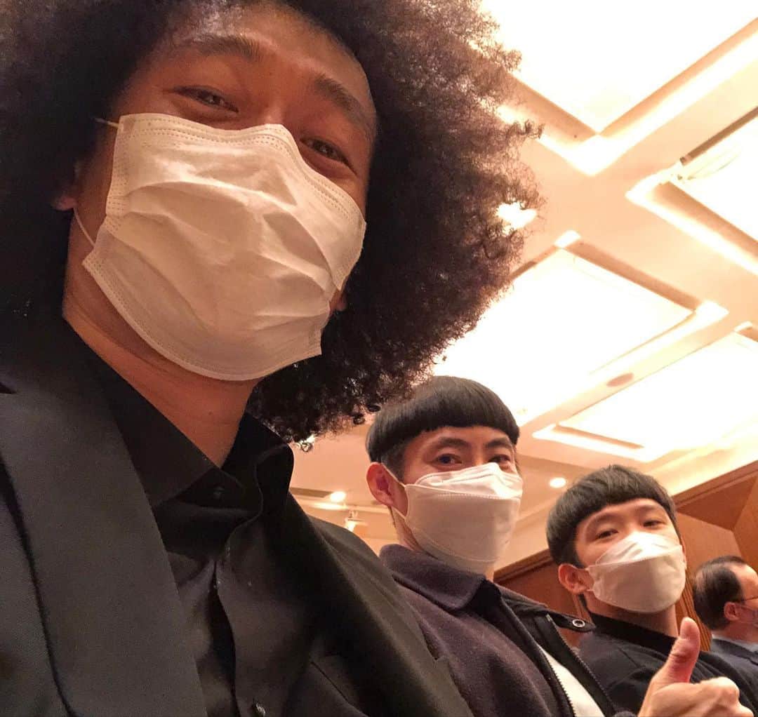 のインスタグラム：「再びサントリーホールのブルーローズへ行ってきました！  結論から申し上げますと、本当に良かった！ 違うジャンルのエンタメに触れると物凄く刺激をいただけます。  我々が大変お世話になっておりますアーモンド株式会社CEO松田亜有子さんの手掛けるレクチャーコンサートを鑑賞させていただきました！  まず最初に音楽史をわかりやすく説明していくのですが、この時点で興味津々でした！  ちょっとだけご紹介すると、  バッハの時代は全員カツラだったとか、それが貴族に対する礼儀だったとか、音楽は貴族しか聞かない時代だったとか、その時代は音楽家が先に会場に着席して貴族の来るの待っていたとか、  ベートーヴェン以後は大衆に向けての音楽がスタートしたとか、ピアノが大衆に広まり、一気に作曲家が増えた。教養のある貴族へ向けた音楽では無く、あまり教養の無い一般大衆へ向けた音楽だからその時代からわかりやすい音楽へ形を変えた。 などの大変興味深い話を何も見ずにスラスラと説明していて、感動しました！  現代社会のエンタメに置き換える事が出来るなと思いながら聞かせていただきました。  映画やテレビ局にしかカメラが無い時代と、スマホが普及してYouTubeなどで爆発的に作り手が増えた現在に凄く似てるのかな？  テレビが大衆へ普及する前は、お金持ちしかテレビを持って無かった時代があり、テレビが普及すればする程、一般大衆へ向けてわかりやすくに変わっていったのかなと。  そして極め付けがYouTubeなど誰でも手軽に動画を作れるて見れる時代になり、更にわかりやすい内容へと変化してるのかな？とか、  エンタメの歴史を知れるとは思って無かったので僕は最初から興奮して聞き入ってました！  そして、若き日の天才作曲家ドビュッシーの名曲ができるまでのエピソードを話し、その直ぐ後に日本を代表する様な素晴らしい方々による演奏でその時代にタイムスリップしたかの様に音楽を楽しみました。  レクチャーコンサート素晴らしかったです！  僕らもレクチャーボディーアートライブやりたいですね！  次回第3回アーモンドレクチャーコンサートは、 2023/3/16(木)サントリーホール　ブルーローズだそうです。 是非とも生の演奏を聞いてみてください！」