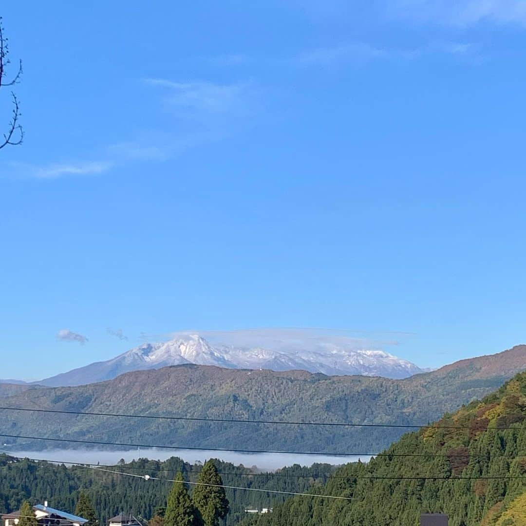 野沢温泉　村のホテル　住吉屋さんのインスタグラム写真 - (野沢温泉　村のホテル　住吉屋Instagram)「「冬の足音」 今日は朝から晴れ渡り、ここ野沢温泉の朝の最低気温は2.6度。 遠方に目を向けると、川霧の千曲川の向こう、妙高山、火打山などが白く雪化粧していました。もうすぐ野沢温泉の長い冬が始まります。  #野沢温泉村のホテル住吉屋　#住吉屋　#野沢温泉住吉屋　#野沢温泉　#野沢温泉村　#冬 #雪　#野沢温泉 #温泉旅行　#秋の旅行　#長野県　#信州　#旅行　#信州割　#全国旅行支援」10月25日 8時24分 - sumiyosiya