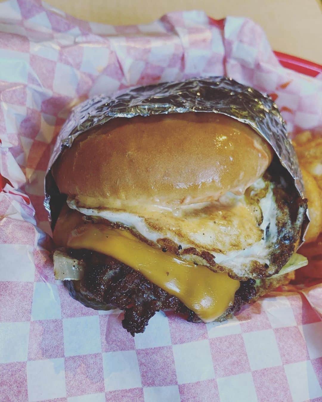 山田親太朗のインスタグラム：「下北のハンバーガー美味しい🍔」
