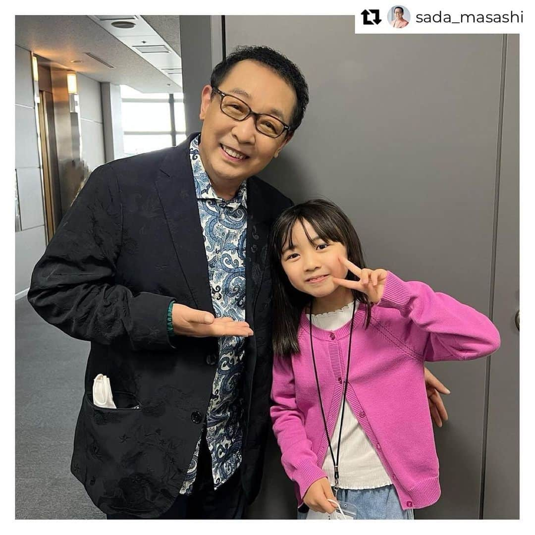 浅田芭路さんのインスタグラム写真 - (浅田芭路Instagram)「. #舞いあがれ ！であたたかく舞のことを見守ってくている#バラモン凧 としてナレーションを担当されている、さだまさしさんとお会いすることができました🥰🫶✨ とってもあたかかくて、にこにこで、素敵なさだもんさん🥹ますます大好きになりました😆✨今朝の舞いあがれ！もおもしろかった！「ありがとうのきもちをわすれない、あさだはろ。」😆  Repost from @sada_masashi • 浅田芭路ちゃんと📸 可愛い可愛い子舞ちゃんに「さだもんさん」と呼ばれているそうです（笑） 「ばらもん」じゃなくて「さだもん」ですね❣️ 出会いの✨動画はＭass@Ｍaniaのミタが、、、👀 . #浅田芭路 #舞いあがれ #連続テレビ小説  #朝ドラ #子舞ちゃん #ばらもん凧  #さだまさし #sadamasashi #語り #まっさマニア #まっさマニアミタ」10月25日 8時26分 - asada_halo__official