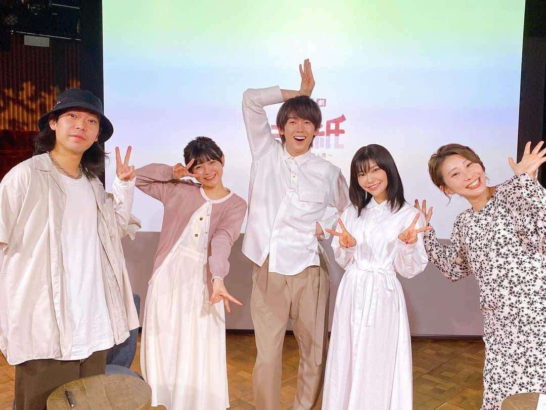 伊瀬茉莉也のインスタグラム：「💌  朗読劇『手紙〜間宮家の34通〜』  見る世代によって捉え方や感じ方が変わる愛情深い作品。 "手紙"に対してもっともっと特別な想いを抱くようになりました。  素敵なキッカケをくれてありがとう @kumatakentarou  数年前、舞台で共演した時から異彩を放ってた彼が、 俳優としてだけじゃなく物語を生み出す才能も開花させ、 夢を実現させた瞬間に立ち会えたことは感慨深かったです。 改めて、おめでとう！そして、ありがとう！  配信で、劇場で、観て下さった皆さんの中にも 何かあたたかなものが残っていたら嬉しいです。 大切な人に手紙、ぜひ書いてみてくださいね  ありがとうございました！💌  #朗読劇  #手紙　 #間宮家の34通　 #伊瀬茉莉也 #織部義成 #堰沢結衣 #熊田健大朗 #山口紗貴」