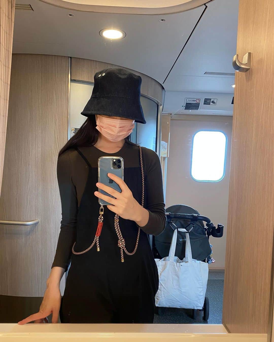 半田麗のインスタグラム：「新幹線乗った瞬間爆睡の息子、ありがたや。。😮‍💨🤍💭 iPhoneケース、首からかけられるやつに変えてみたのだけどこれ可愛くて便利で最高だね❤️‍🔥 @topologie.jp #iphoneケース #スマホショルダー #スマホケース #男の子ママ」