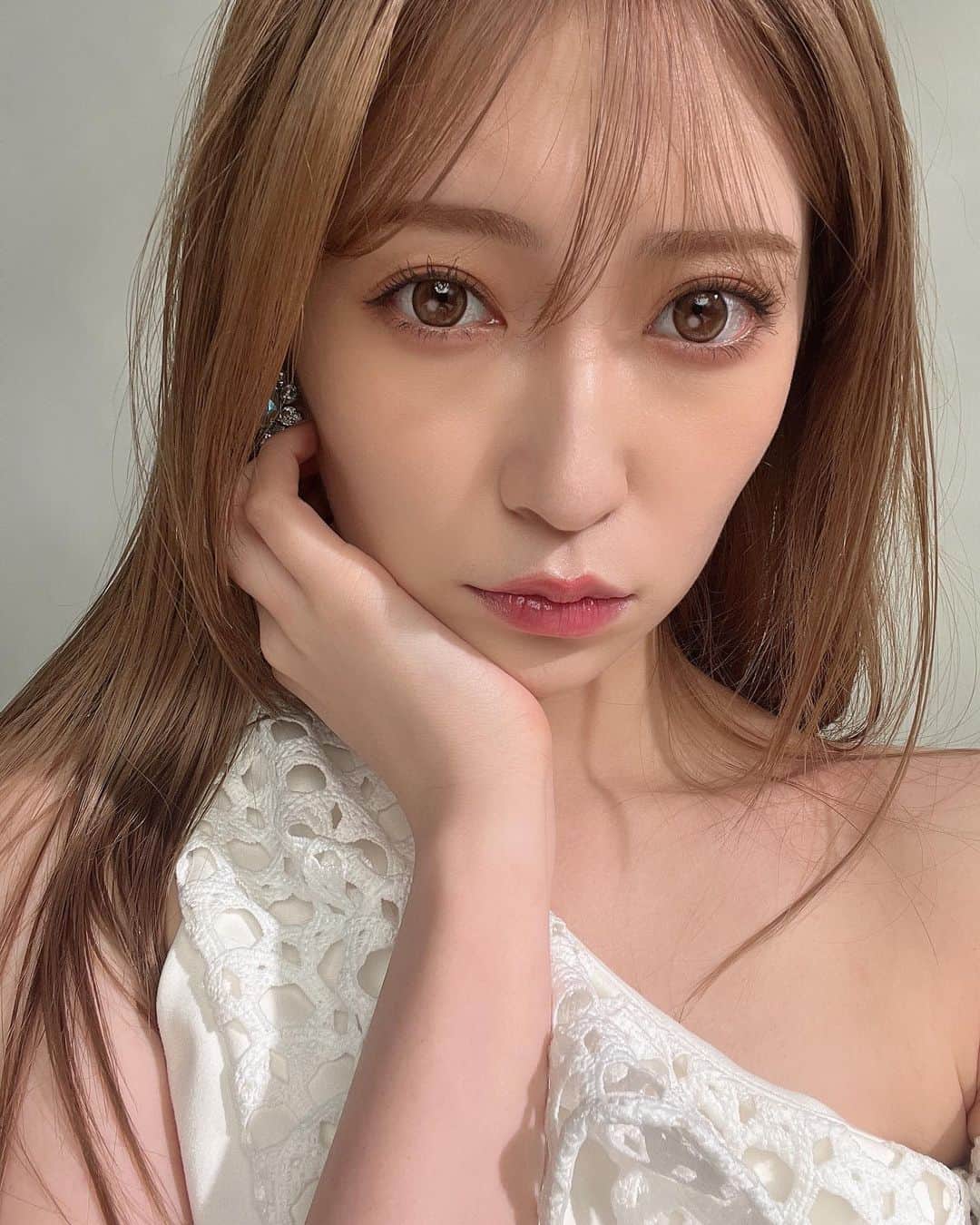 吉田朱里のインスタグラム：「プロデュースカラコン @melotte_official 新作発売になりました❤️‍🔥❤️‍🔥 もう注文してくれたみんなありがとうございます💗 . 韓国っぽい頬縁透明感系 パールリング(1枚目) 1番ナチュラル裸眼系 ミルクパフ(2枚目) の二色になります✨ . YouTubeでも詳しくレビューしたので是非💓💓 . メロットの着け心地が良すぎて 他のカラコン使えなくなった🤭💗 ってくらい私はお気に入り💞 毎日色んなカラーつけて楽しんでます👼 新色既存色ともによろしくお願いします！ #アカリンカラコン #アカリンの無敵カラコン」