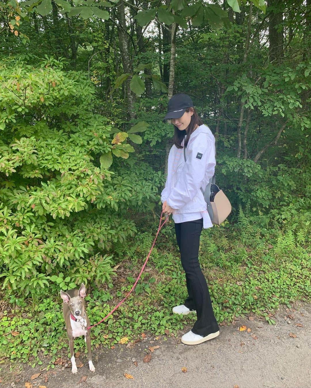 森貴美子さんのインスタグラム写真 - (森貴美子Instagram)「北軽井沢②🐕 大人だってブランコ乗りたくなるときあるよね。  帽子 @newerajapan  アウター　@aiglejapan  ボーダー　@johnbull_private_labo_womens  バッグ @the_dilettante_official  パンツ　@cbp ✖️ @emi_idea  スニーカー　@veja」10月25日 10時58分 - morikimi_morikimi