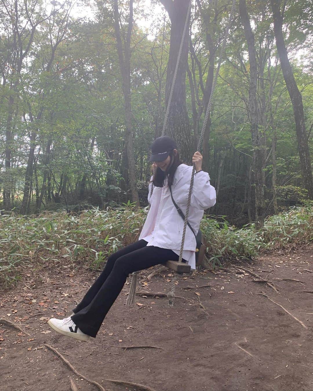森貴美子さんのインスタグラム写真 - (森貴美子Instagram)「北軽井沢②🐕 大人だってブランコ乗りたくなるときあるよね。  帽子 @newerajapan  アウター　@aiglejapan  ボーダー　@johnbull_private_labo_womens  バッグ @the_dilettante_official  パンツ　@cbp ✖️ @emi_idea  スニーカー　@veja」10月25日 10時58分 - morikimi_morikimi