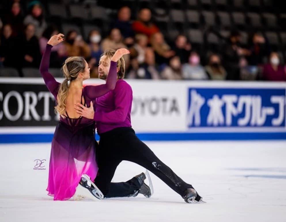 ケイトリン・ホワイエクのインスタグラム：「Such a special moment on the ice yesterday. As athletes we strive for peak performance but as artists we strive for those intangible feelings we get when on the ice for those 4 minutes. Thank you to everyone who shared that moment with us yesterday in the arena in Norwood. We felt the love 💜. . . 📷 the one and only @danielleearlphotography」